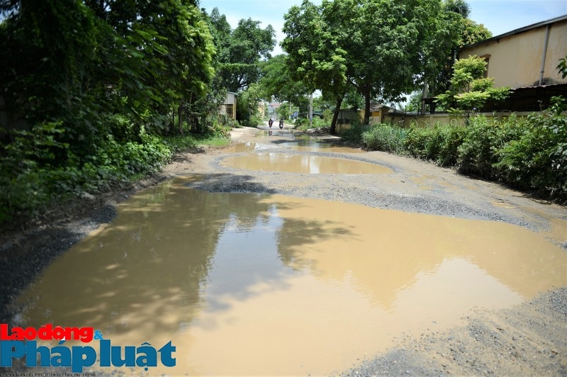 Để Thủ đô đẹp hơn - Kỳ 1: Nhiều người dân "ngã lên ngã xuống" khi đi trên đường Phượng Bãi