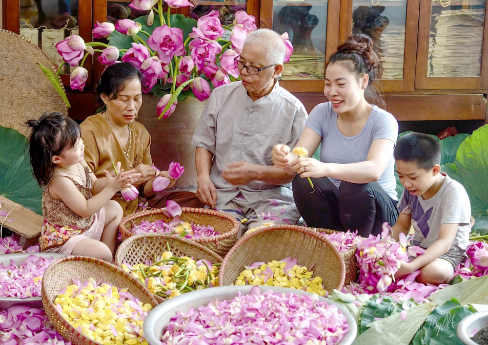 Người thổi hồn vào trà sen