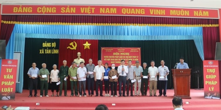 Đoàn Luật sư Hà Nội trợ giúp pháp lý và tặng quà tri ân các gia đình có công với cách mạng