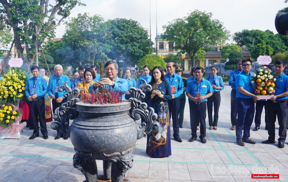 Đoàn cán bộ Công đoàn tiêu biểu dâng hương, báo công với anh linh đồng chí Nguyễn Văn Linh