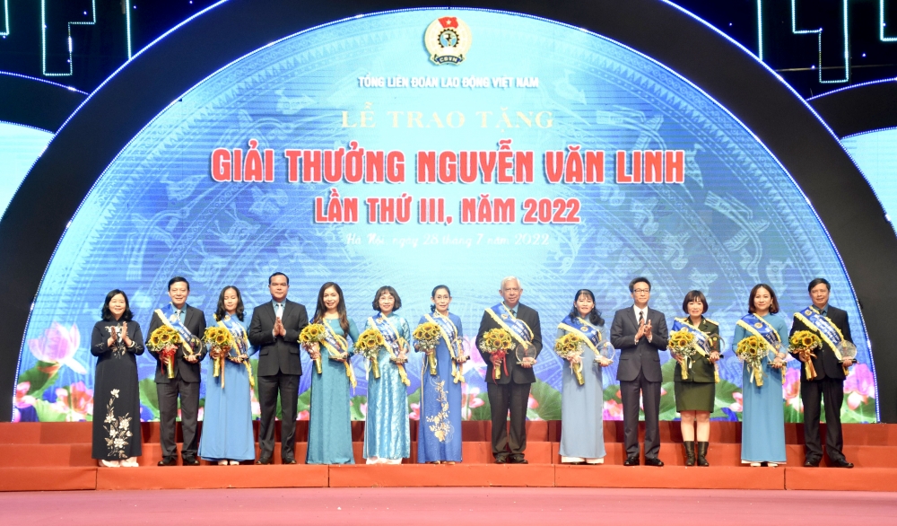 TRỰC TUYẾN: Lễ trao tặng Giải thưởng Nguyễn Văn Linh lần thứ III năm 2022: Tôn vinh những cán bộ Công đoàn dám nghĩ, dám làm