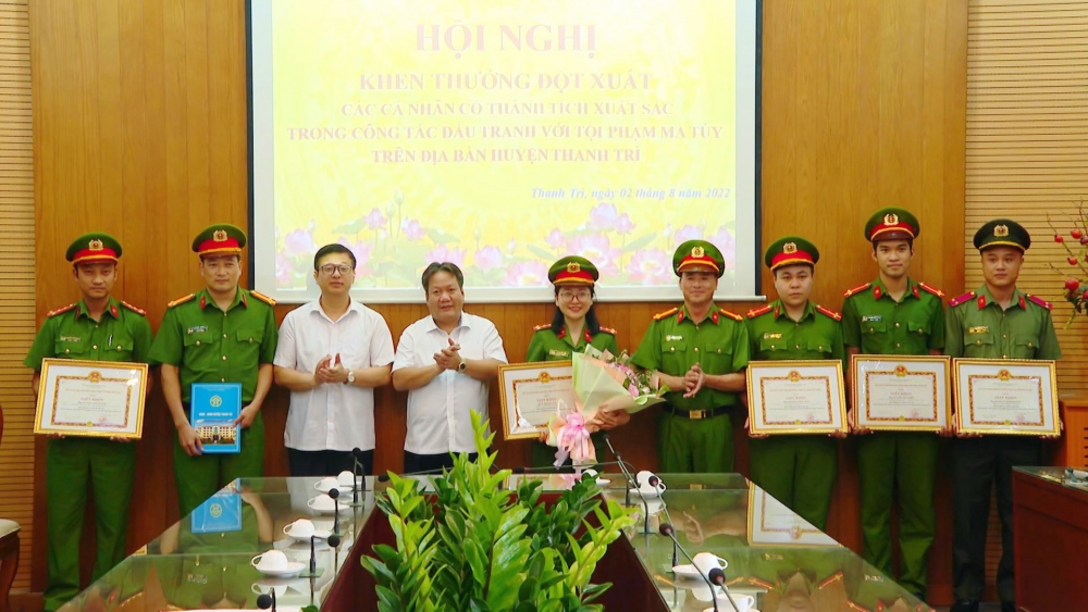 Khen thưởng đột xuất các cá nhân trong công tác đấu tranh với tội phạm ma túy