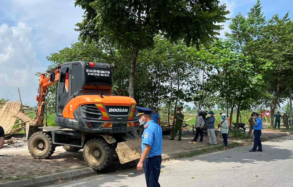 Giải tỏa vi phạm lấn chiếm hành lang an toàn giao thông trên đường Hồ Chí Minh và Quốc lộ 21A