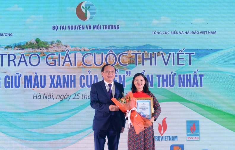 Trao giải Cuộc thi viết "Cùng giữ màu xanh của biển" lần thứ I