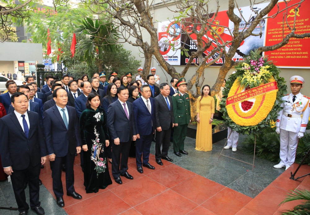 Lãnh đạo thành phố Hà Nội dâng hương tại Di tích Đài tưởng niệm Khâm Thiên