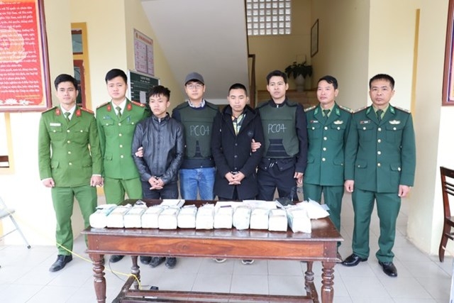 Hà Tĩnh: Bắt 5 đối tượng vận chuyển 12 kg Ketamine, 5.600 viên hồng phiến