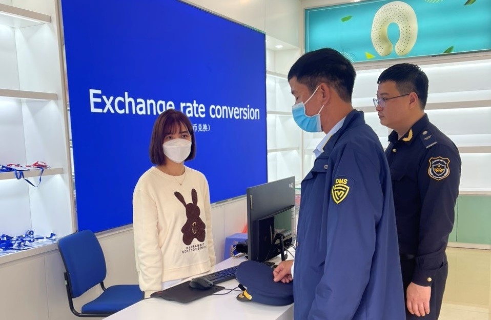 Bán nước hoa Chanel giả: Một cửa hàng kinh doanh bị xử phạt 100 triệu đồng