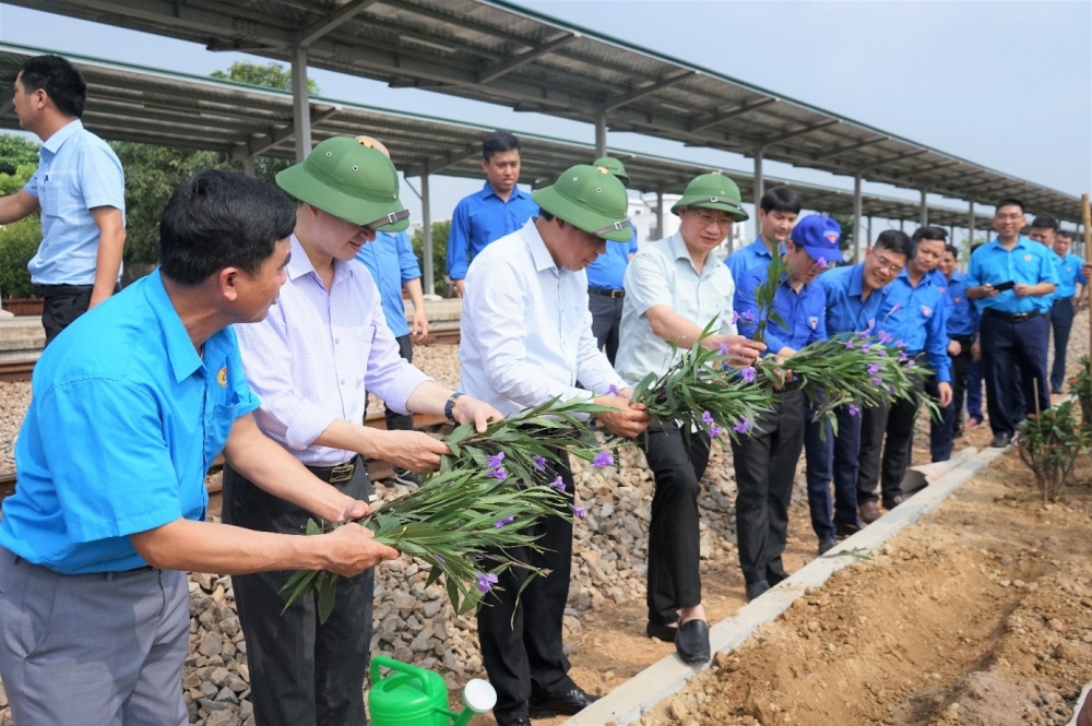 Phát động phong trào “Đường tàu - Đường hoa” tại Cụm đường sắt khu vực Vinh