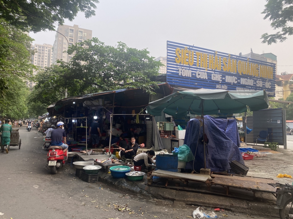 Muôn nẻo lấn chiếm vỉa hè, lòng đường, khu vui chơi tại khu đô thị Trung Hòa - Nhân Chính