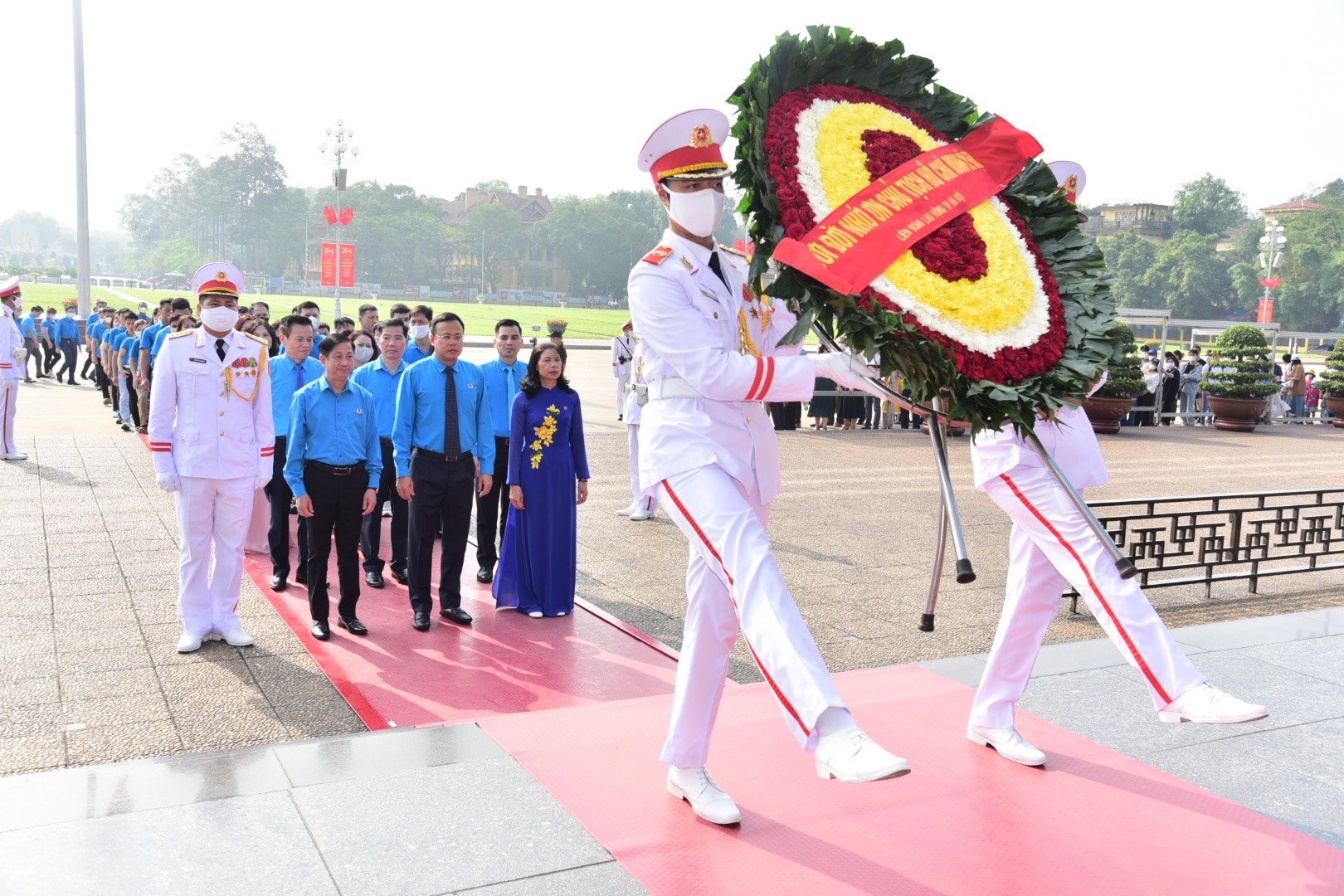 Công nhân giỏi Thủ đô báo công dâng Bác