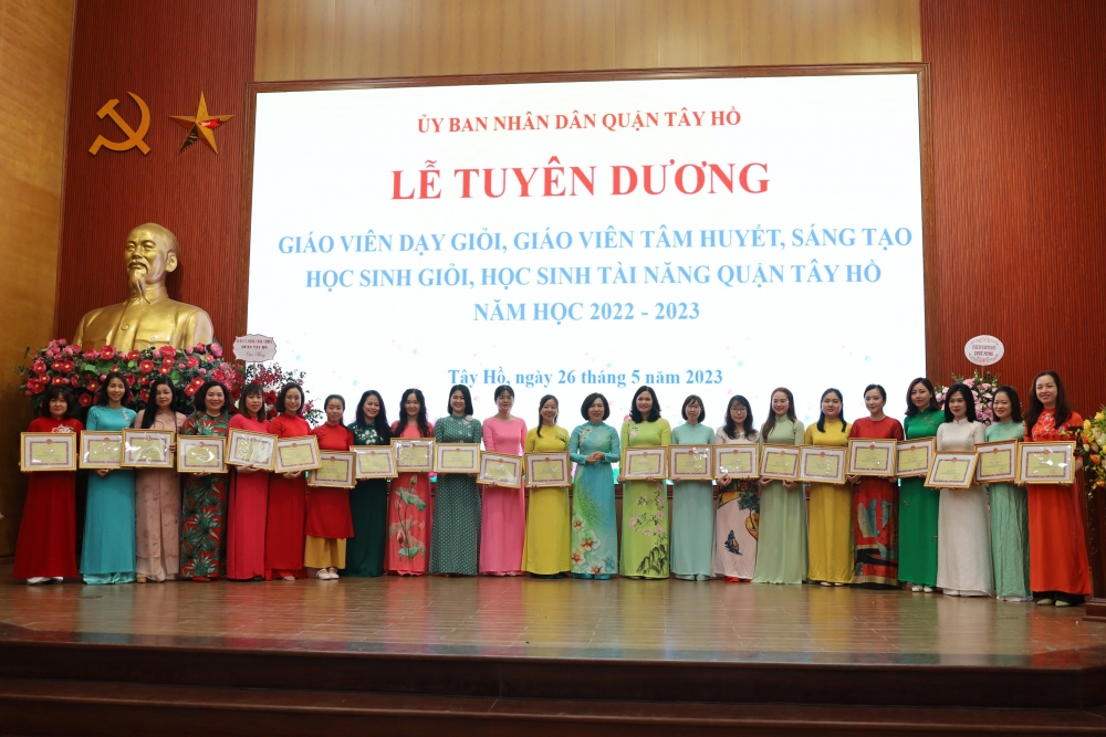 Quận Tây Hồ: Tuyên dương giáo viên tâm huyết, sáng tạo, học sinh tài năng