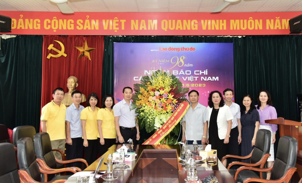 Đại diện lãnh đạo thành phố Hà Nội chúc mừng Báo Lao động Thủ đô