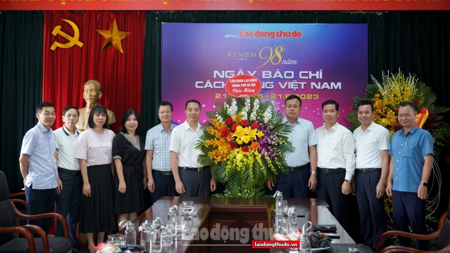 Chủ tịch LĐLĐ thành phố Hà Nội Phạm Quang Thanh thăm, chúc mừng báo Lao động Thủ đô