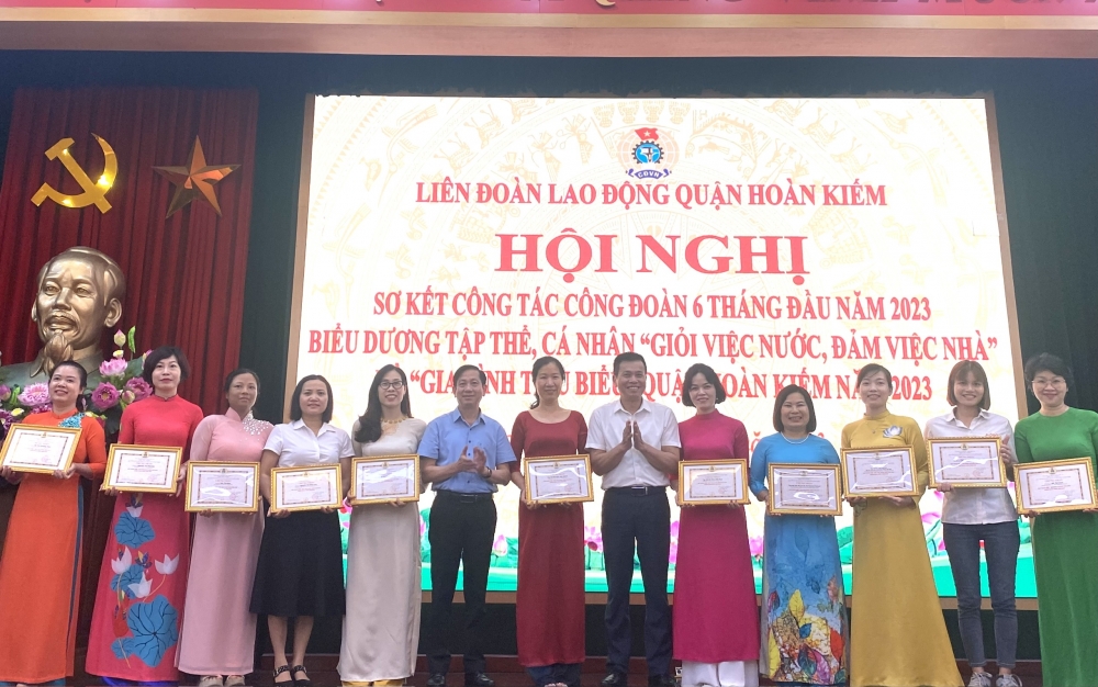 LĐLĐ quận Hoàn Kiếm khen thưởng gần 300 tập thể, cá nhân đạt danh hiệu “Giỏi việc nước, đảm việc nhà” và gia đình CNVCLĐ tiêu biểu