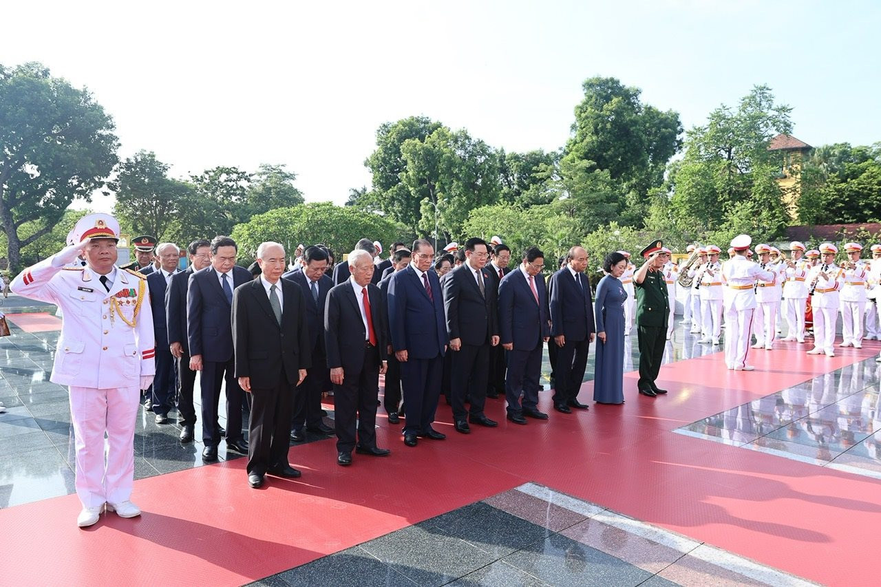 Lãnh đạo Đảng, Nhà nước và thành phố Hà Nội viếng Chủ tịch Hồ Chí Minh và tưởng niệm các Anh hùng liệt sĩ