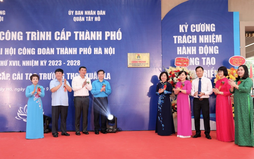 Gắn biển công trình chào mừng Đại hội Công đoàn Thành phố nhiệm kỳ 2023 - 2028