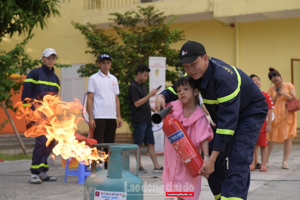 Ảnh: Người dân Thủ đô hào hứng với hoạt động trải nghiệm PCCC và CNCH