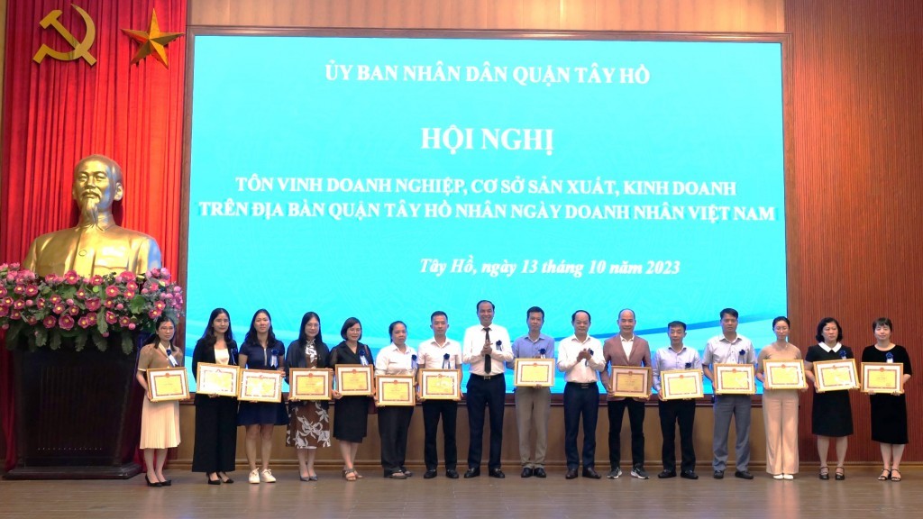 Tôn vinh doanh nghiệp, cơ sở sản xuất  kinh doanh trên địa bàn quận Tây Hồ