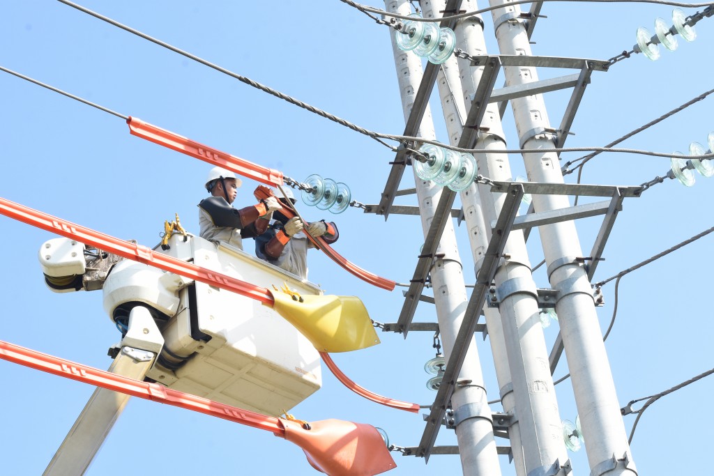 “Đội đặc nhiệm” sửa chữa điện nóng: Hạn chế sự cố, nâng cao độ tin cậy cung cấp điện