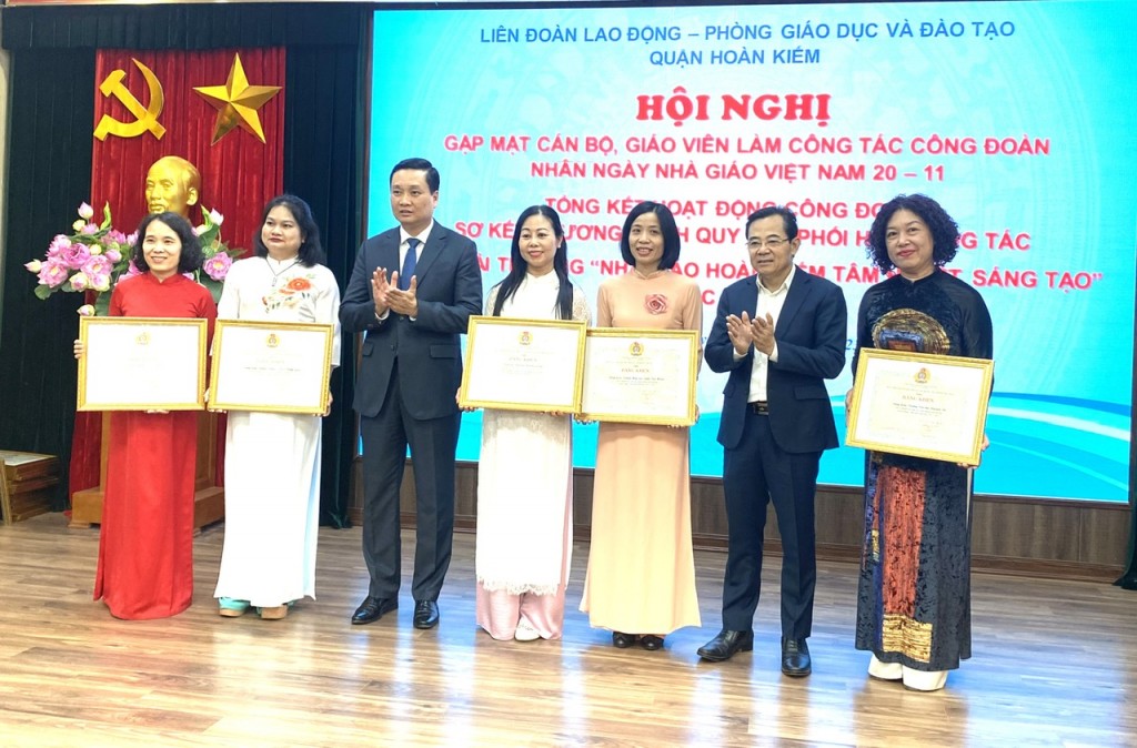 Khen thưởng 38 nhà giáo đạt danh hiệu "Nhà giáo Hoàn Kiếm tâm huyết, sáng tạo"