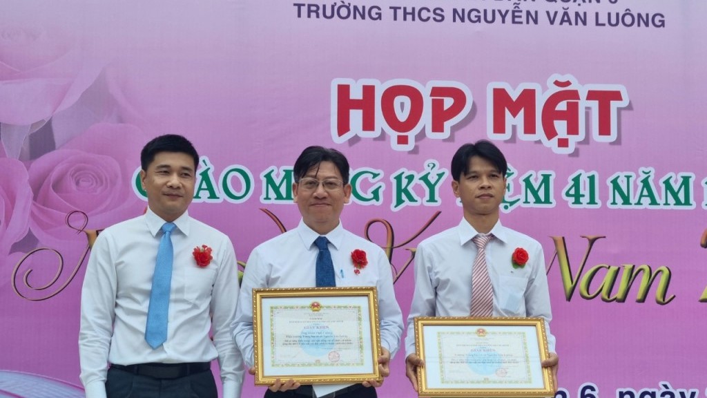 Khen thưởng nhà trường và thầy cô có sáng kiến vận động tặng thẻ BHYT cho học sinh khó khăn