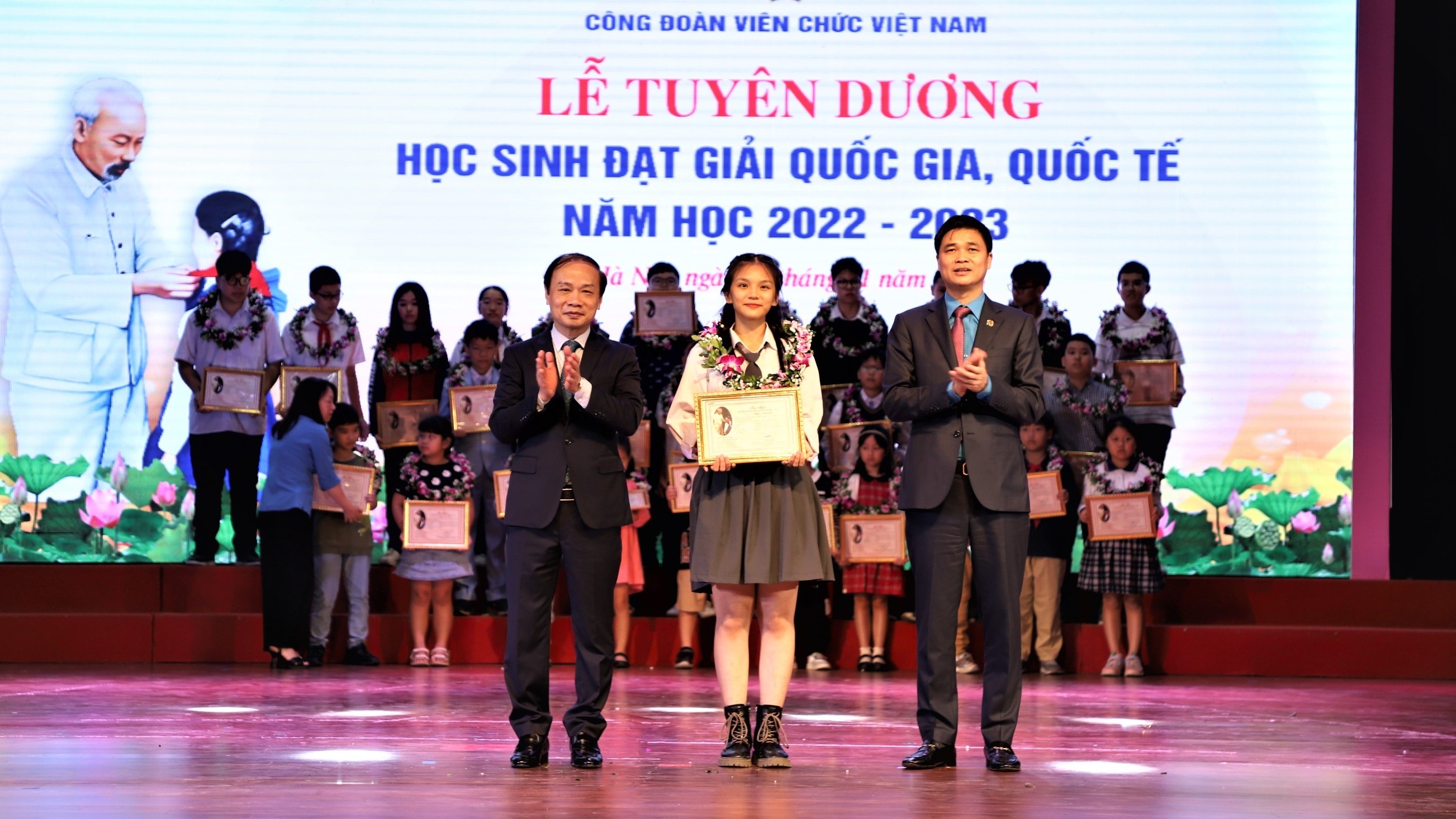 Công đoàn Viên chức Việt Nam tuyên dương học sinh đạt giải quốc gia, quốc tế năm học 2022 - 2023