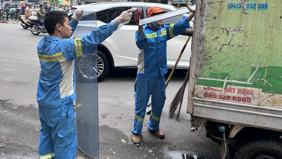 Cuối năm, công nhân môi trường lại khổ với rác thải cồng kềnh