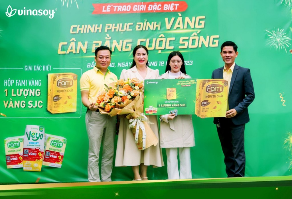 Vinasoy trao giải đặc biệt 1 lượng vàng cho khách hàng may mắn