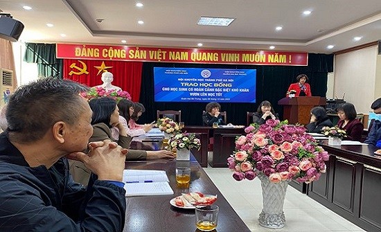 Trao học bổng cho các cháu có hoàn cảnh khó khăn quận Hai Bà Trưng