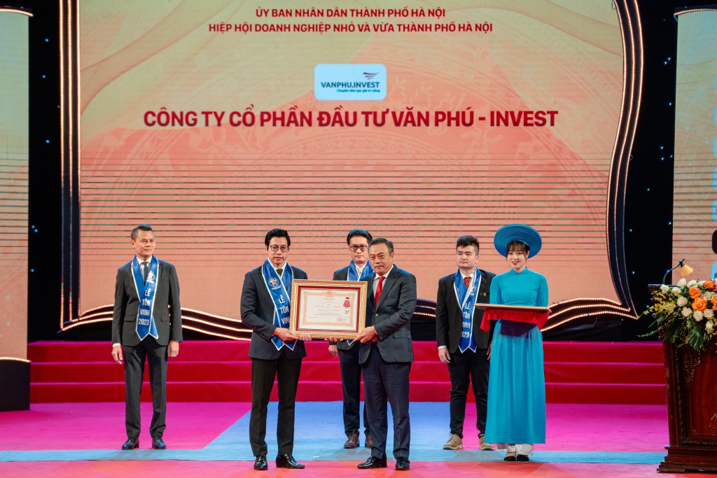 Văn Phú - Invest đón nhận Huân chương Lao động hạng Ba