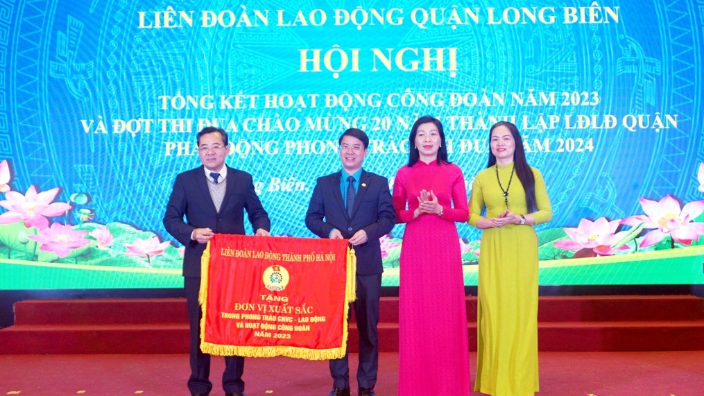 LĐLĐ quận Long Biên được LĐLĐ Thành phố tặng Cờ đơn vị xuất sắc năm 2023