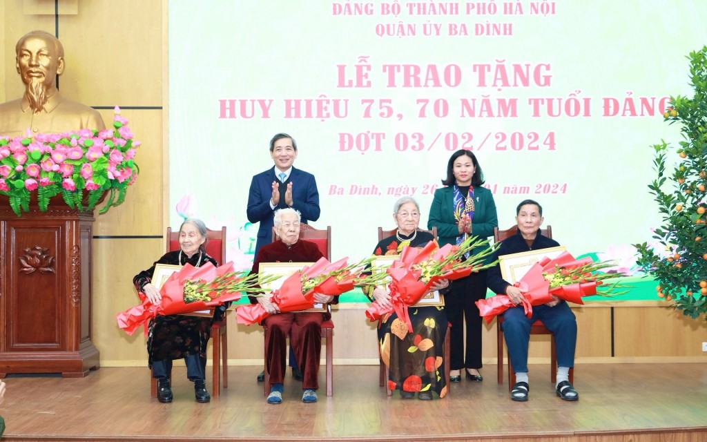 Phó Bí thư Thường trực Thành ủy Hà Nội trao Huy hiệu Đảng tại quận Ba Đình