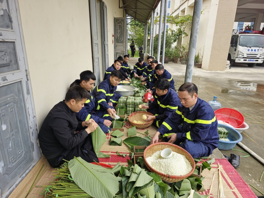 Chiến sĩ Cảnh sát Phòng cháy chữa cháy rộn ràng gói bánh chưng đón Xuân