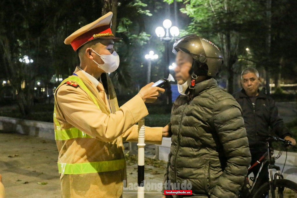 Hàng chục "ma men" có hành vi chống người thi hành công vụ