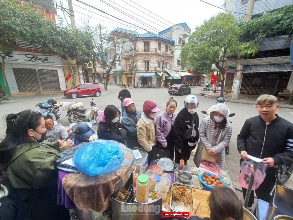 Xếp hàng mua bánh mỳ pate chiều 30 Tết