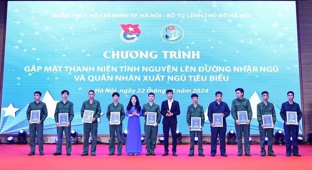 Tặng sổ tiết kiệm cho thanh niên tình nguyện viết đơn nhập ngũ