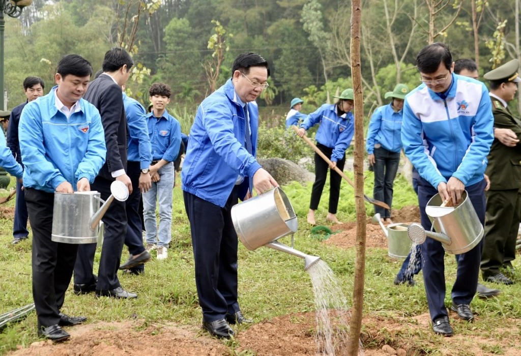 Chủ tịch Quốc hội dự Lễ phát động Tết trồng cây và khởi động Tháng Thanh niên tại Nghệ An