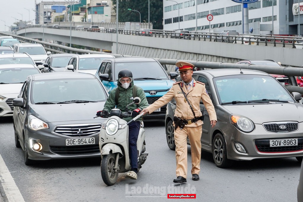 Sợ bị xử phạt nhiều người quay đầu đi ngược chiều trên Vành đai 2