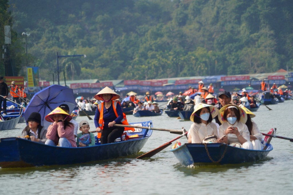 Huyện Mỹ Đức đón trên 32 vạn người trẩy hội chùa Hương