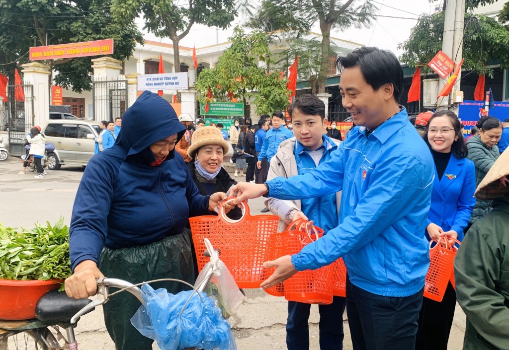 Tặng làn nhựa cho người dân đi chợ