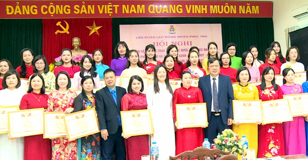 Đẩy mạnh phong trào thi đua trong lao động nữ