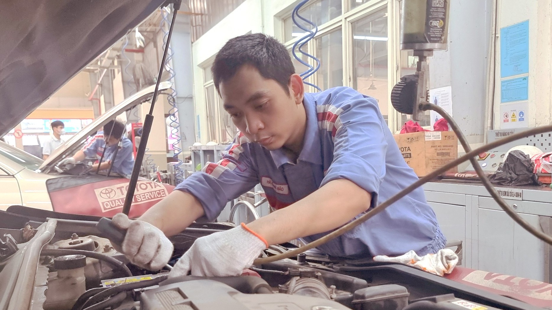 Người công nhân dành trọn tình yêu với nghề sửa chữa ô tô