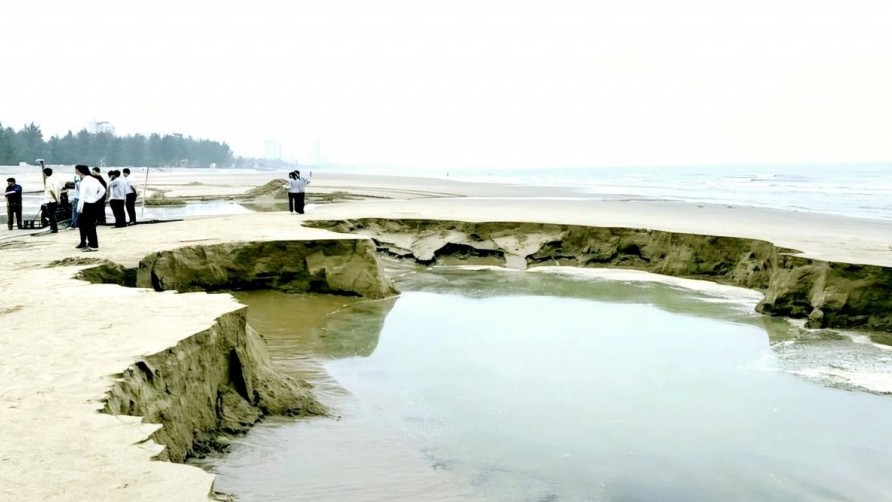 UBND thị xã Cửa Lò đề nghị xử phạt đơn vị thi công khai thác trái phép cát biển