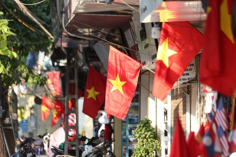 Hà Nội: Treo cờ Tổ quốc dịp kỷ niệm 134 năm Ngày sinh Chủ tịch Hồ Chí Minh