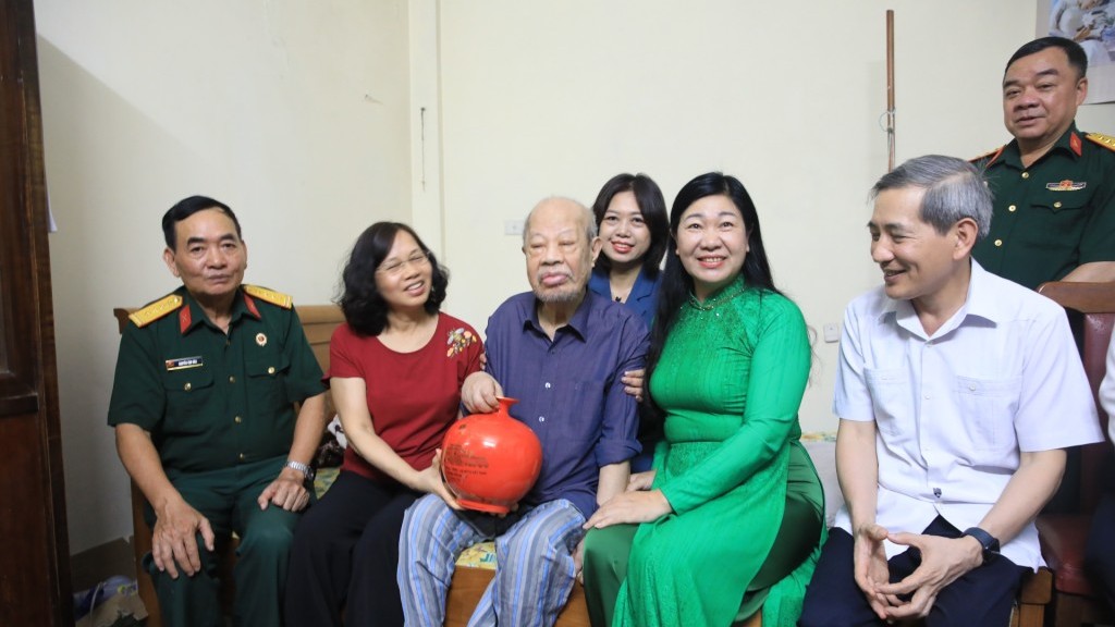 Chủ tịch Ủy ban MTTQ Việt Nam thành phố Hà Nội tặng quà tri ân cựu chiến binh Điện Biên