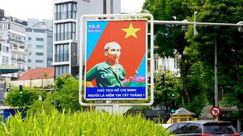 Hà Nội rực rỡ cờ hoa kỷ niệm 134 năm Ngày sinh Chủ tịch Hồ Chí Minh