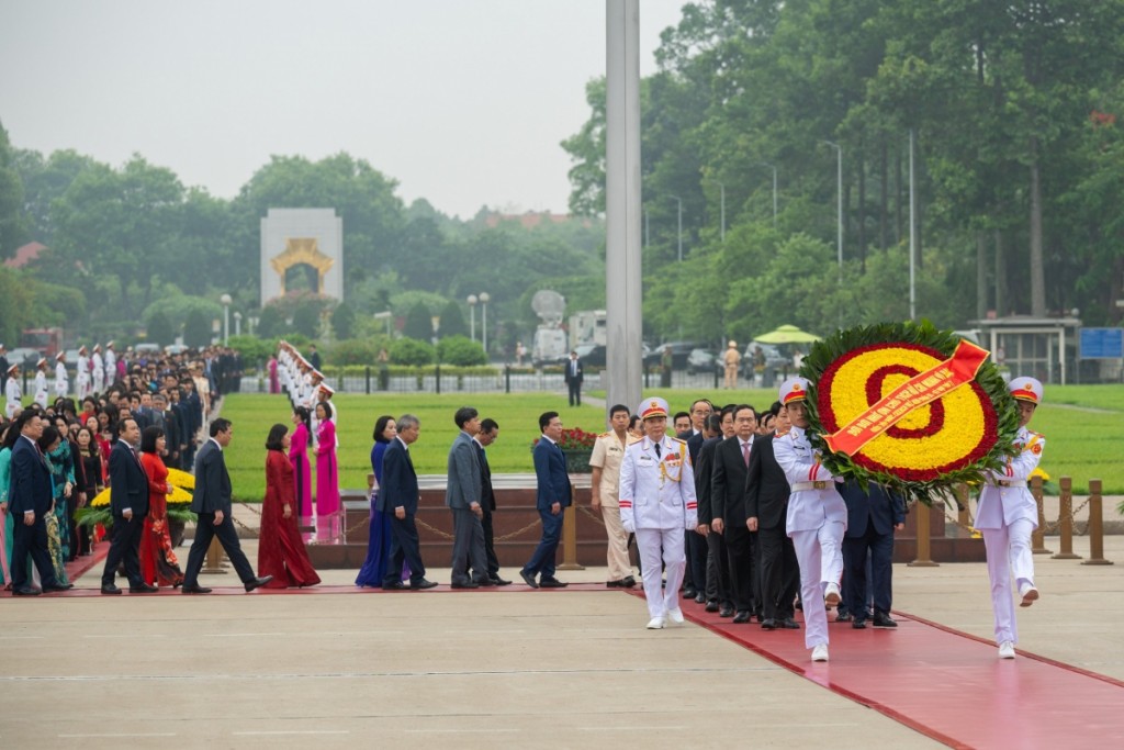 Đại biểu Quốc hội vào Lăng viếng Chủ tịch Hồ Chí Minh trước phiên khai mạc Kỳ họp thứ 7