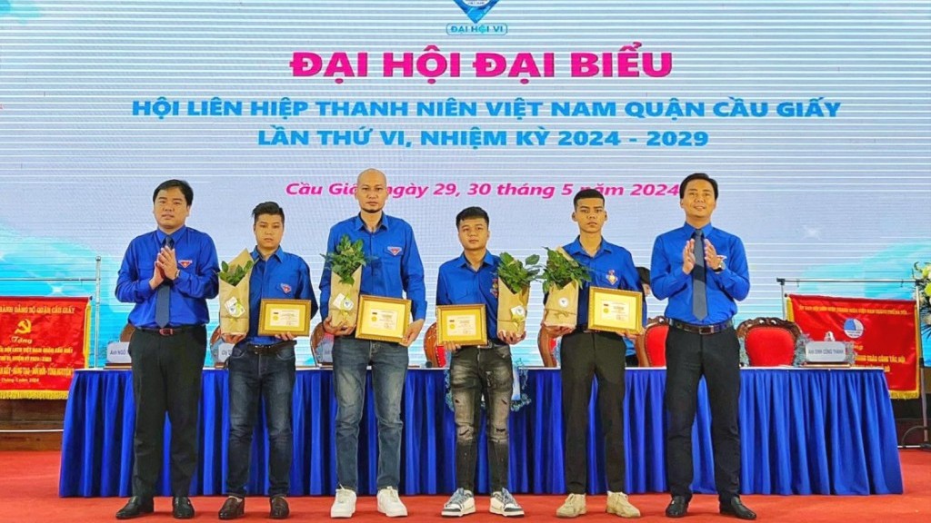 Trao tặng Huy hiệu Tuổi trẻ dũng cảm cho 4 thanh niên trong vụ cháy nhà trọ ở Trung Kính