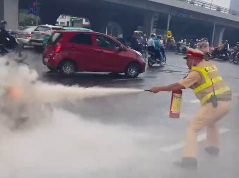 Xe máy bốc cháy dữ dội tại ngã tư Xuân Thủy - Phạm Hùng