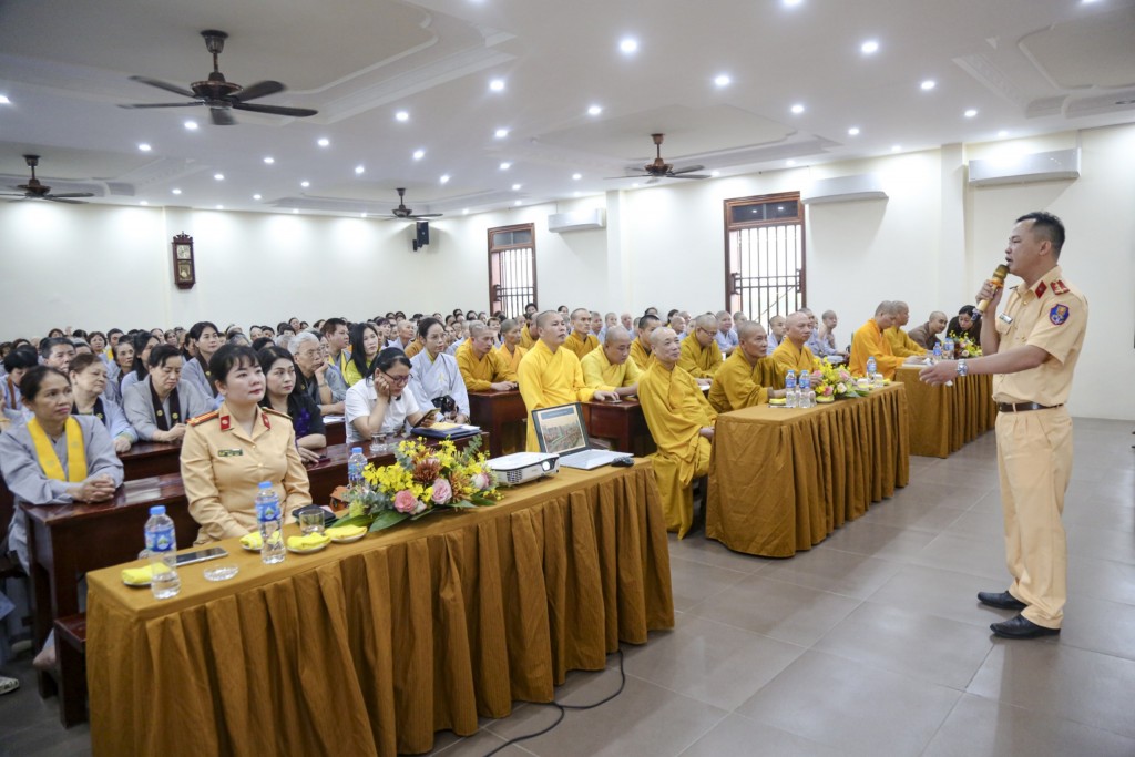 Nhân rộng phong trào "tăng, ni, phật tử tham gia bảo đảm trật tự an toàn giao thông"